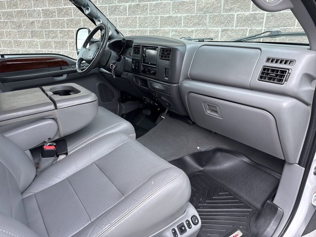 2002 Ford Super Duty F-350 SRW Lariat