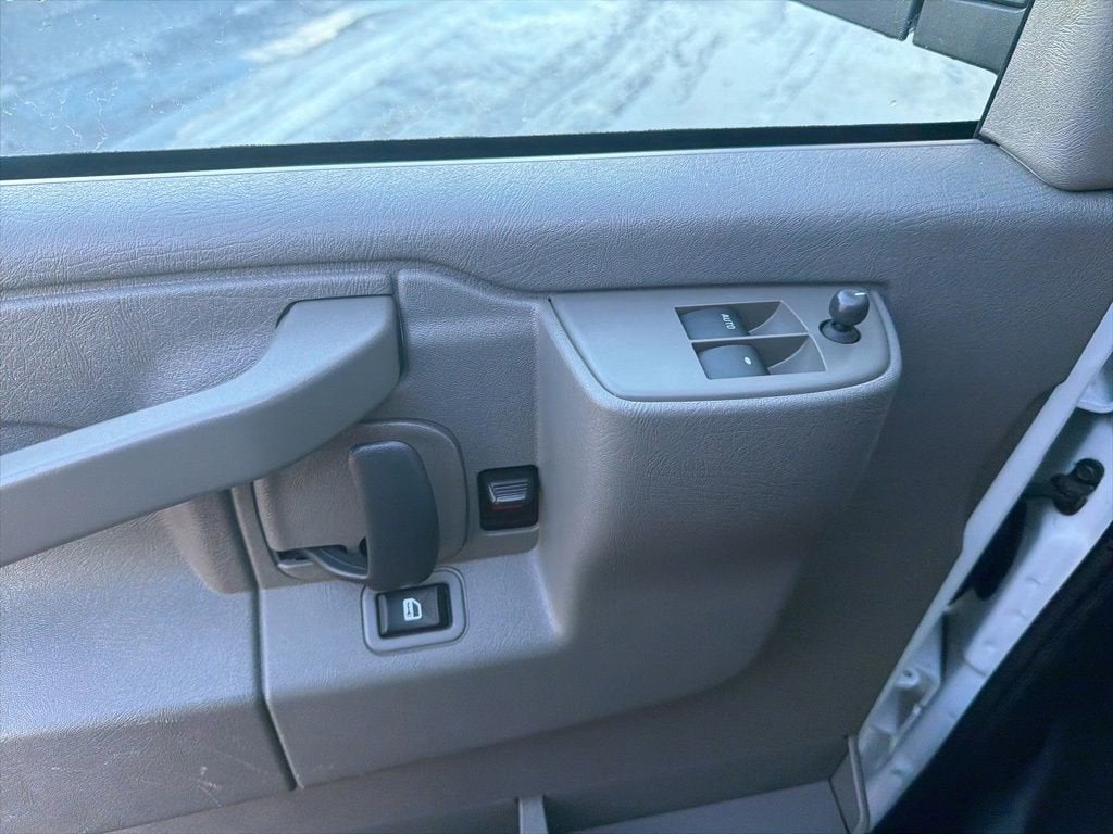 2023 Chevrolet Express Passenger 3500 1LS