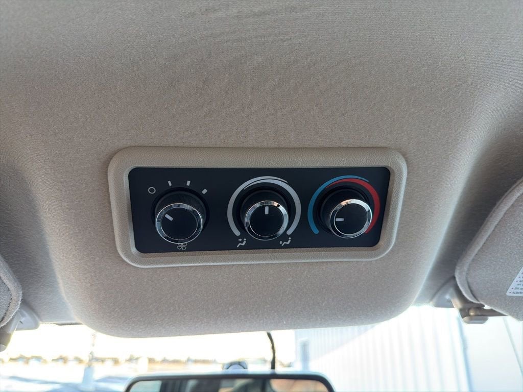 2023 Chevrolet Express Passenger 3500 1LS