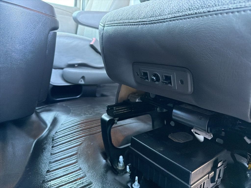 2023 Chevrolet Express Passenger 3500 1LS