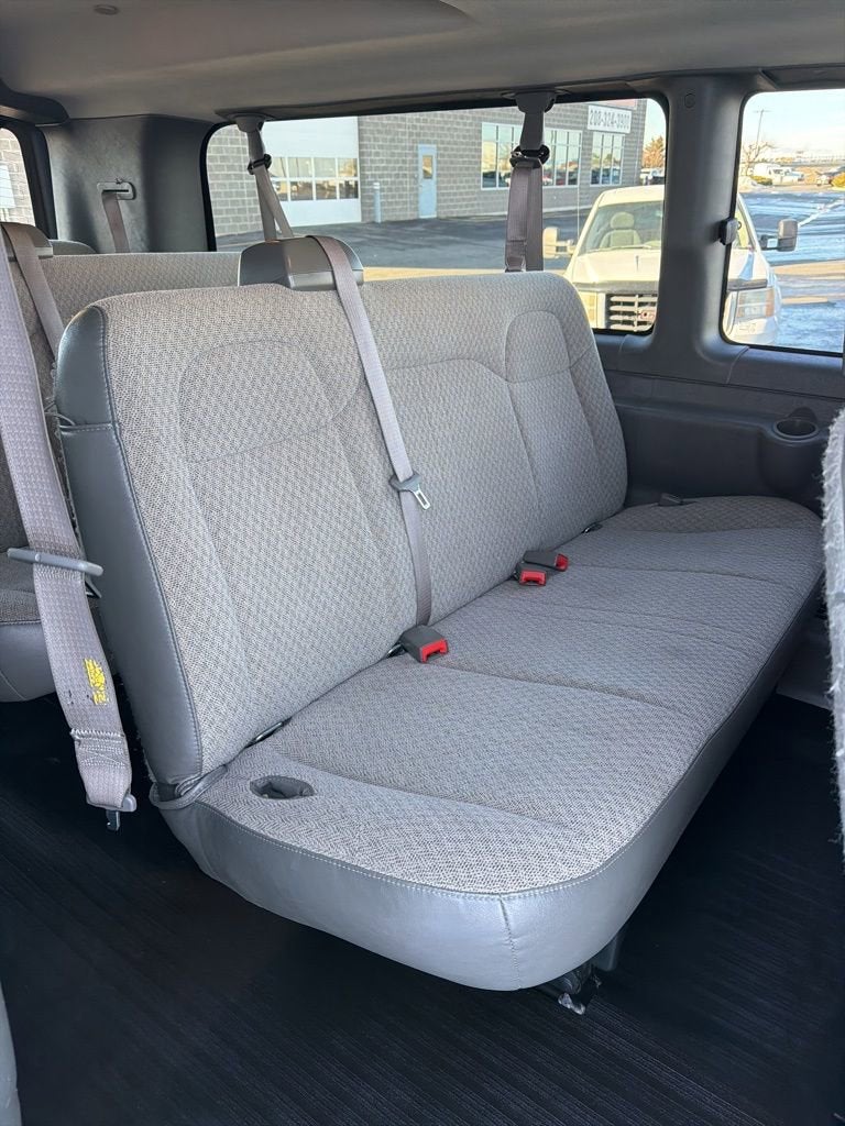 2023 Chevrolet Express Passenger 3500 1LS