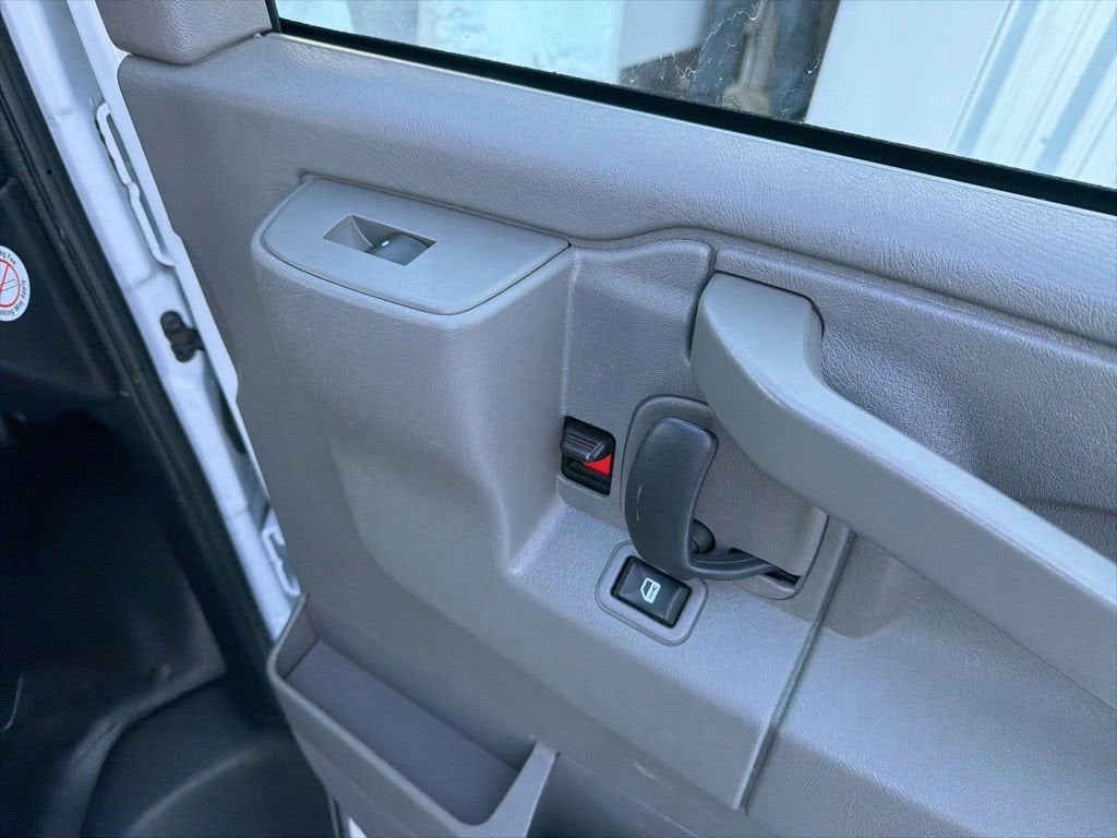 2023 Chevrolet Express Passenger 3500 1LS