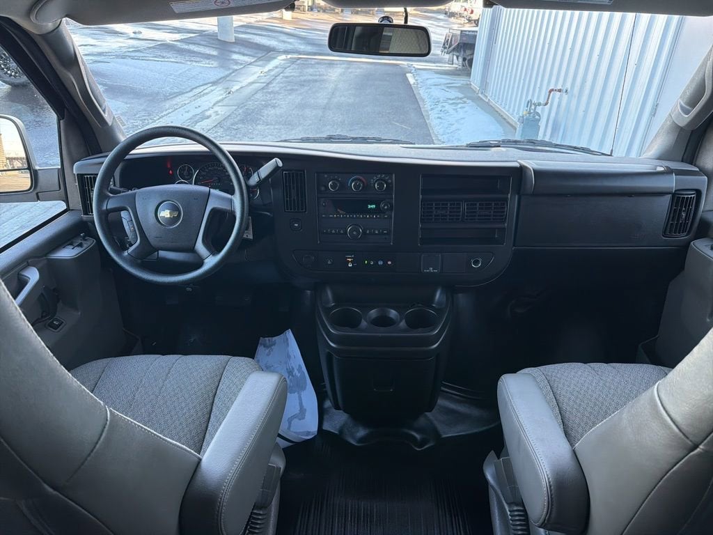 2023 Chevrolet Express Passenger 3500 1LS