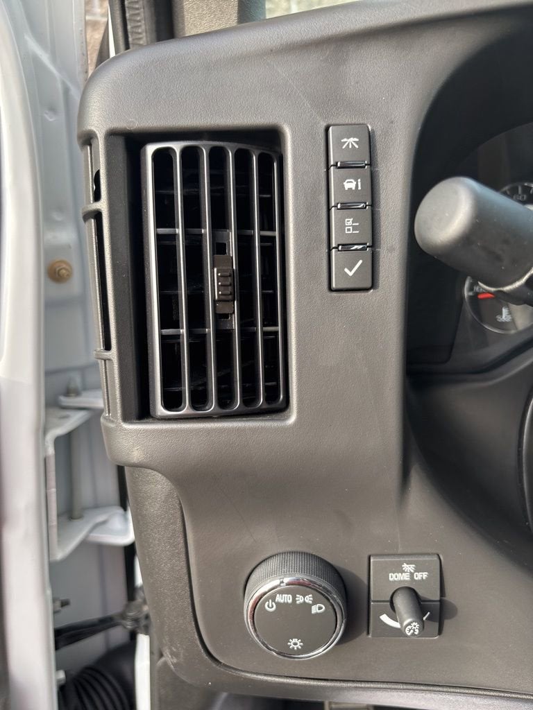 2025 Chevrolet Express Cutaway 3500 1WT