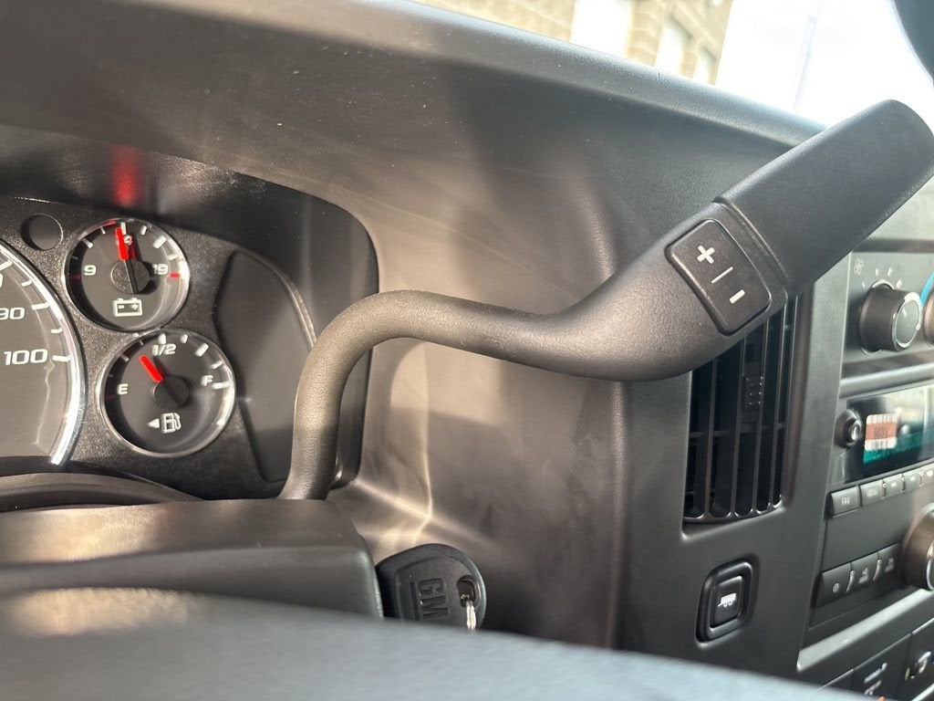 2025 Chevrolet Express Cutaway 3500 1WT