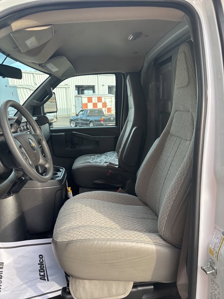 2025 Chevrolet Express Cutaway 3500 1WT