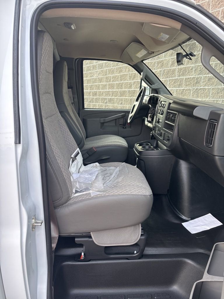 2025 Chevrolet Express Cutaway 3500 1WT