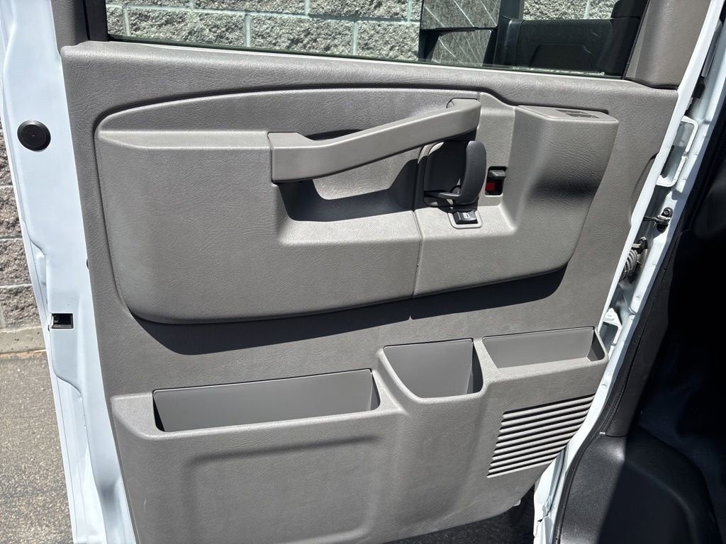 2025 Chevrolet Express Cutaway 3500 1WT