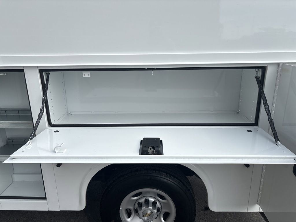 2025 Chevrolet Express Cutaway 3500 1WT