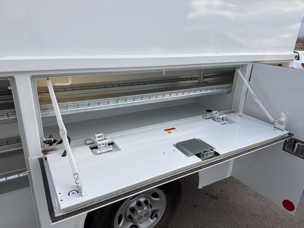 2025 Chevrolet Express Cutaway 3500 1WT