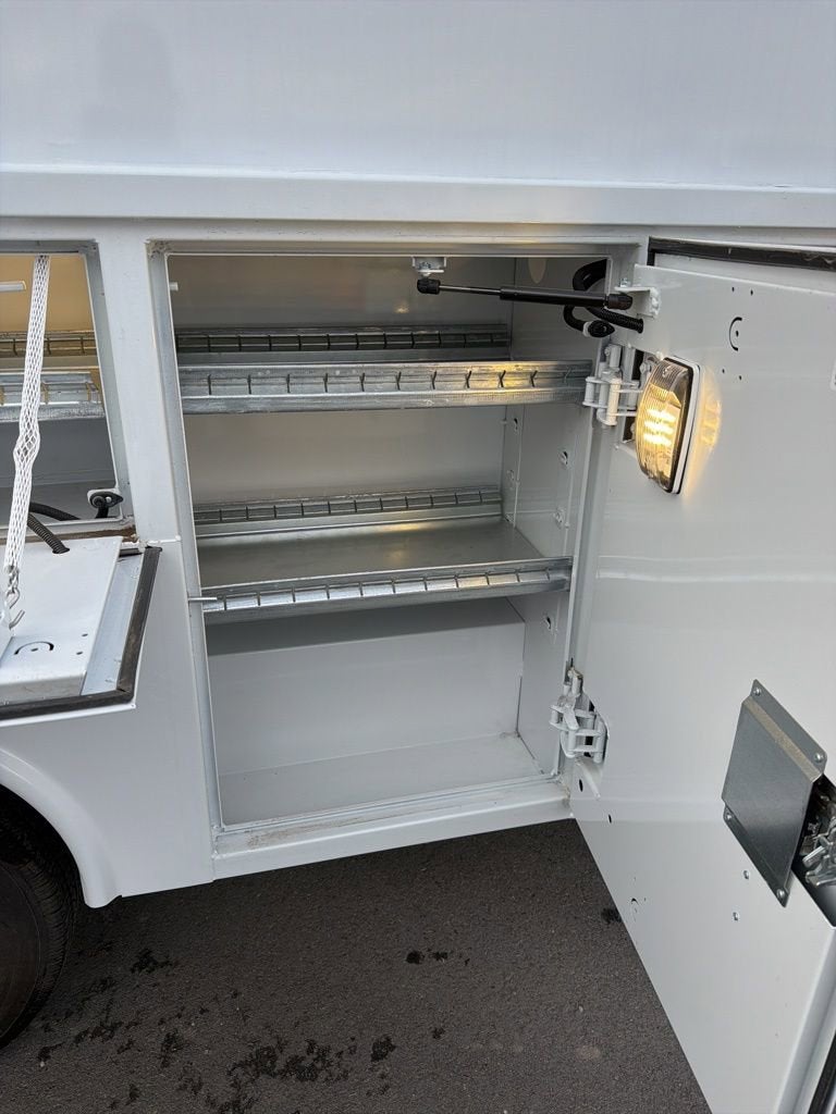 2025 Chevrolet Express Cutaway 3500 1WT