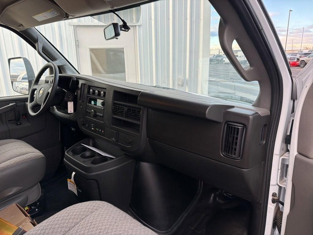 2025 Chevrolet Express Cutaway 3500 1WT