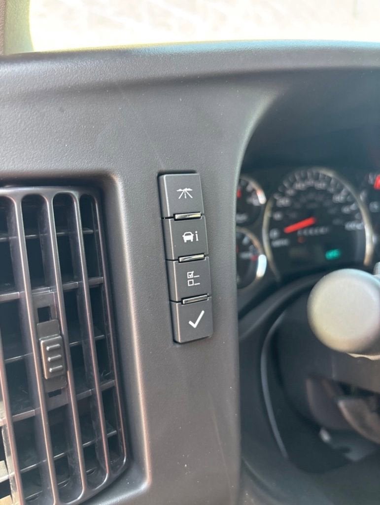 2025 Chevrolet Express Cutaway 3500 1WT