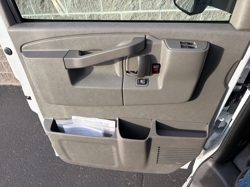 2026 Chevrolet Express Cutaway 3500 1WT