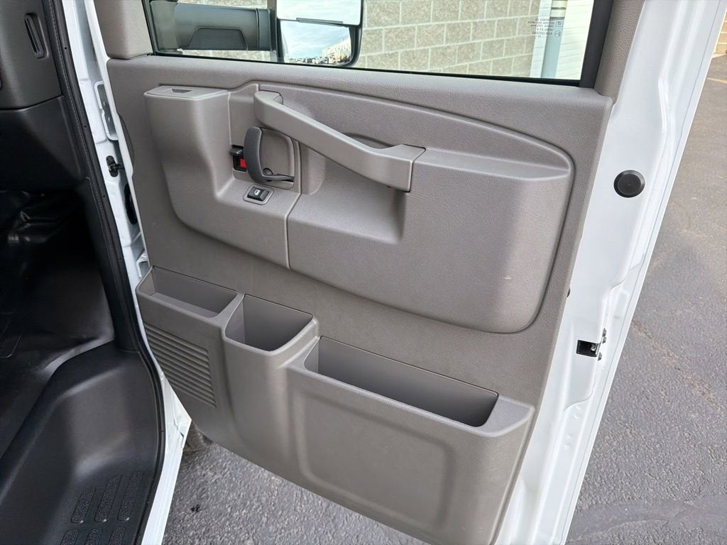 2026 Chevrolet Express Cutaway 3500 1WT